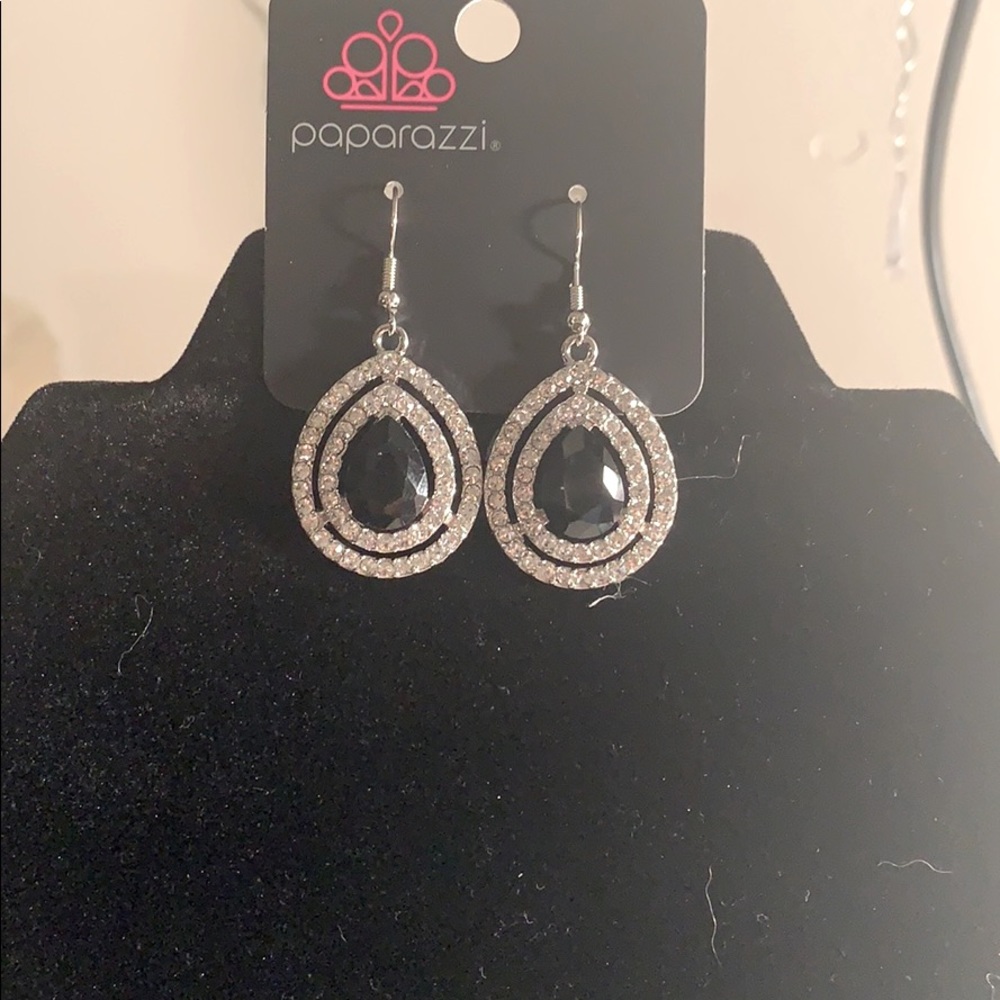 Diamond earrings with black stone in the middle🖤✨
